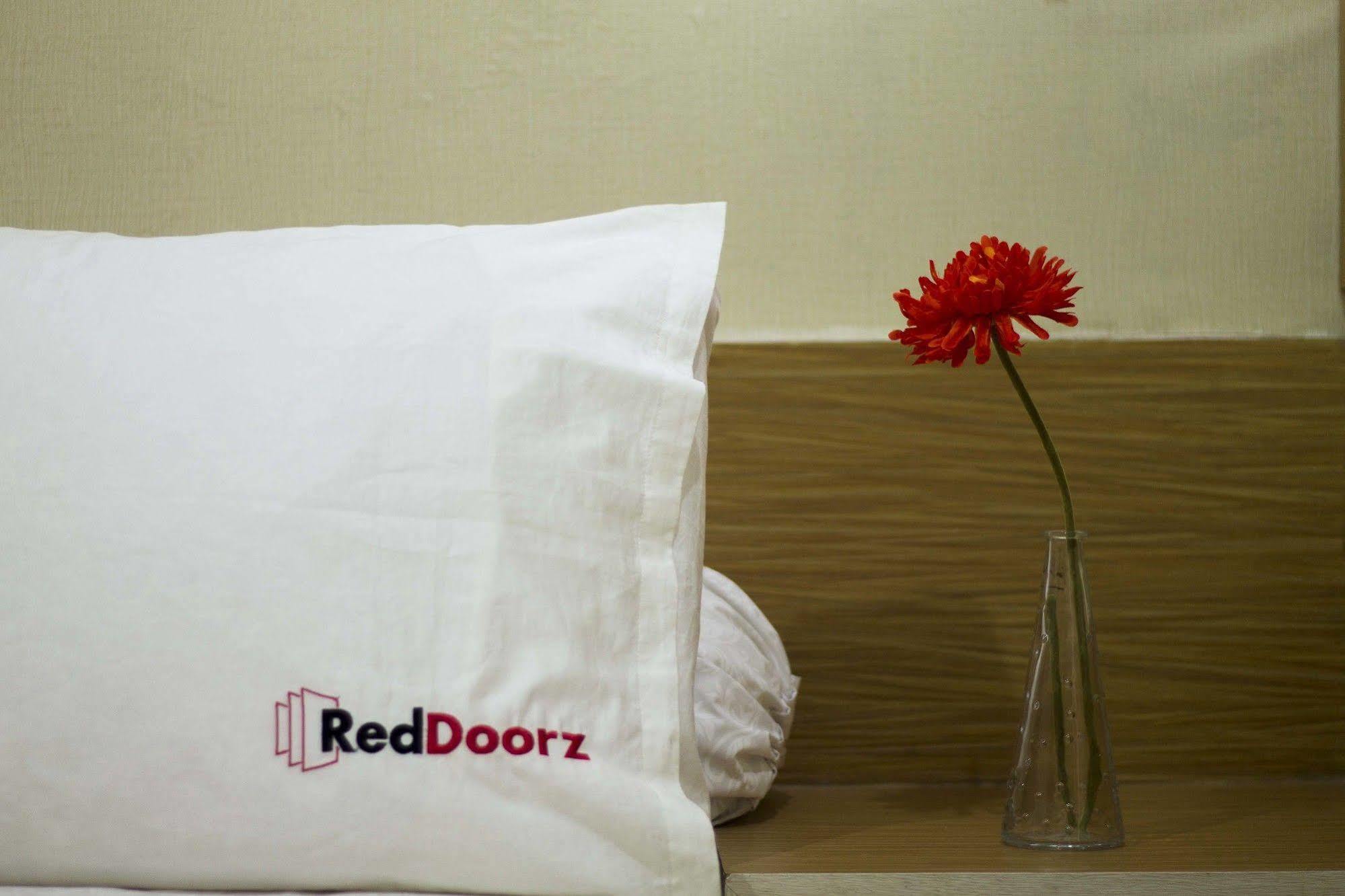 Reddoorz @ Setrasari Hotel Бандунг Екстериор снимка